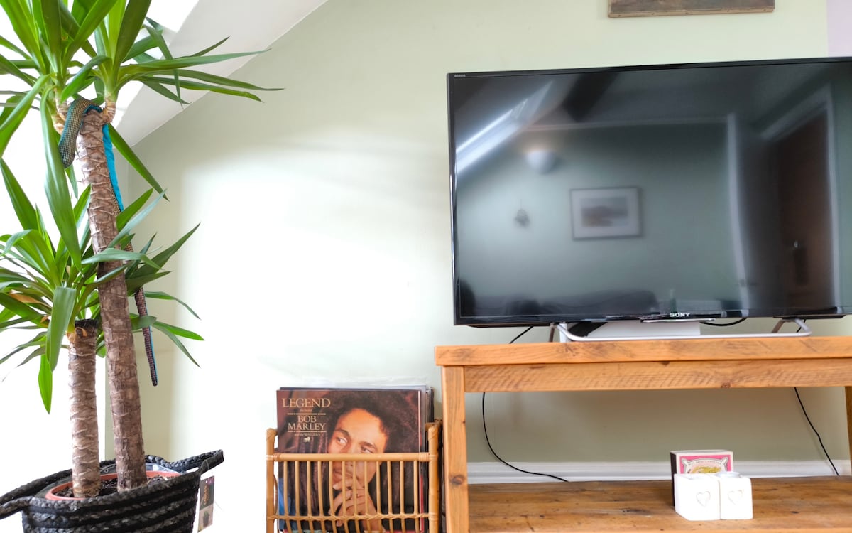 Popular Airbnb listing: spacious, bright top floor flat in Abbots Leigh