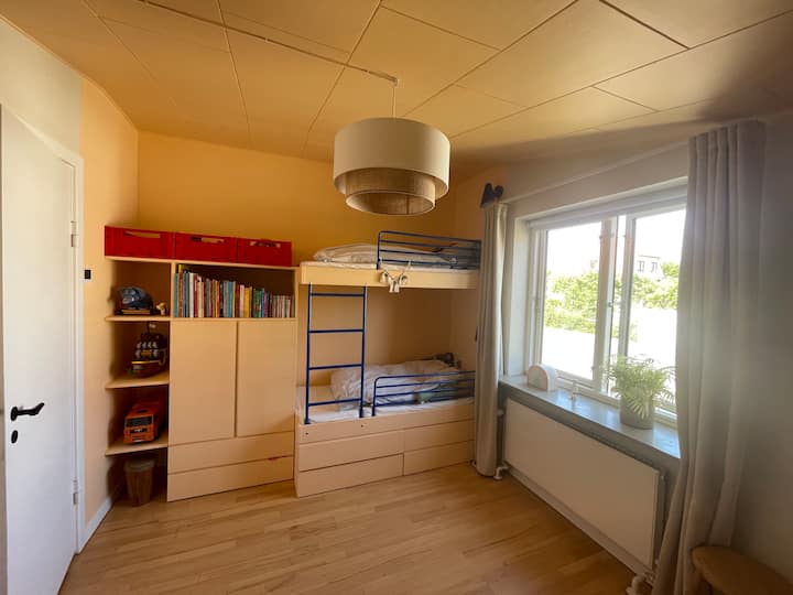 Detská izba s dvoma detskými posteľami