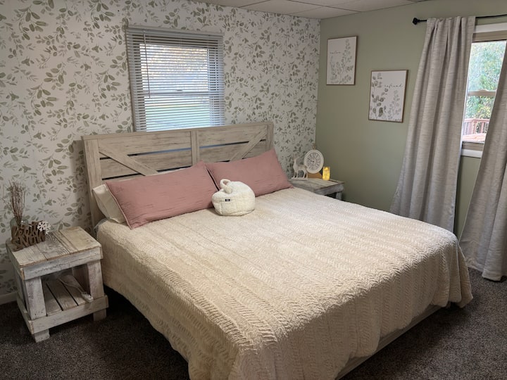 ძალიან მყუდრო და წყნარი საძინებელია! საწოლს დიდი ზომის აქვს, მასზეა ფლისის საბანი და ფლისის ზეწრები ცივი ზამთრის ღამეებისთვის!