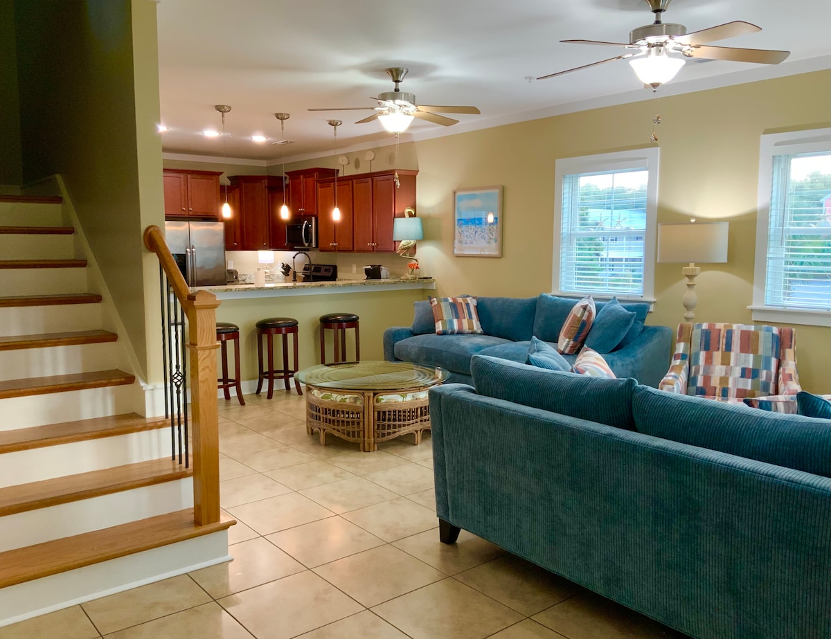 Top Airbnb: Rent house 150 steps to beautiful Myrtle Beach! in Myrtle Beach