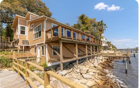 Sunrise Stay| Waterfront | Arcade | Deck