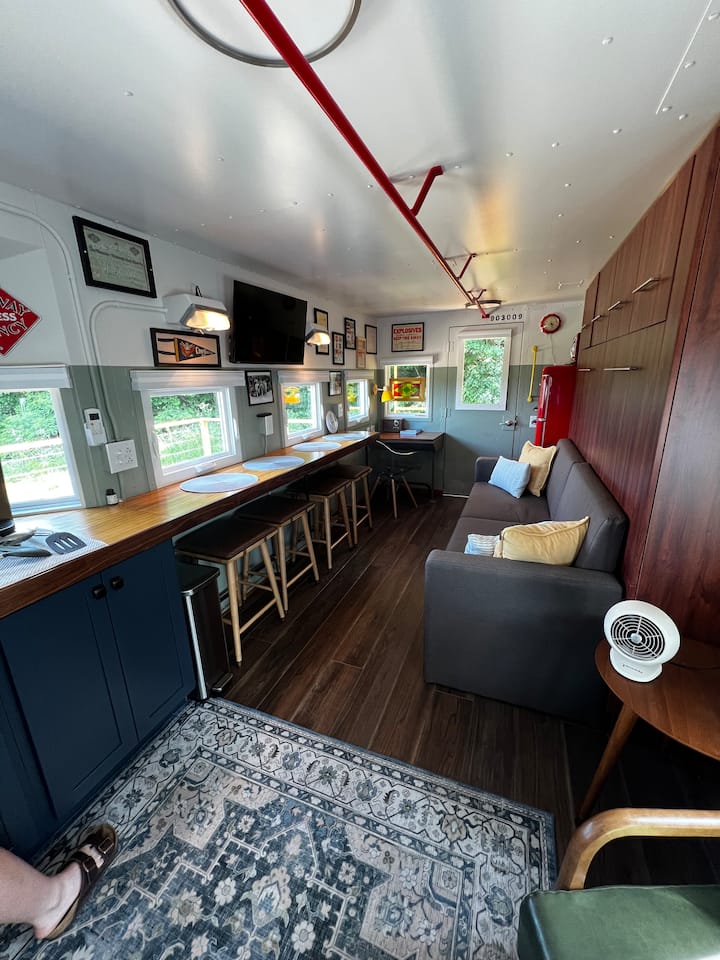 Cool N Cozy B&o Blue Train Caboose With Great View - Marietta, OH