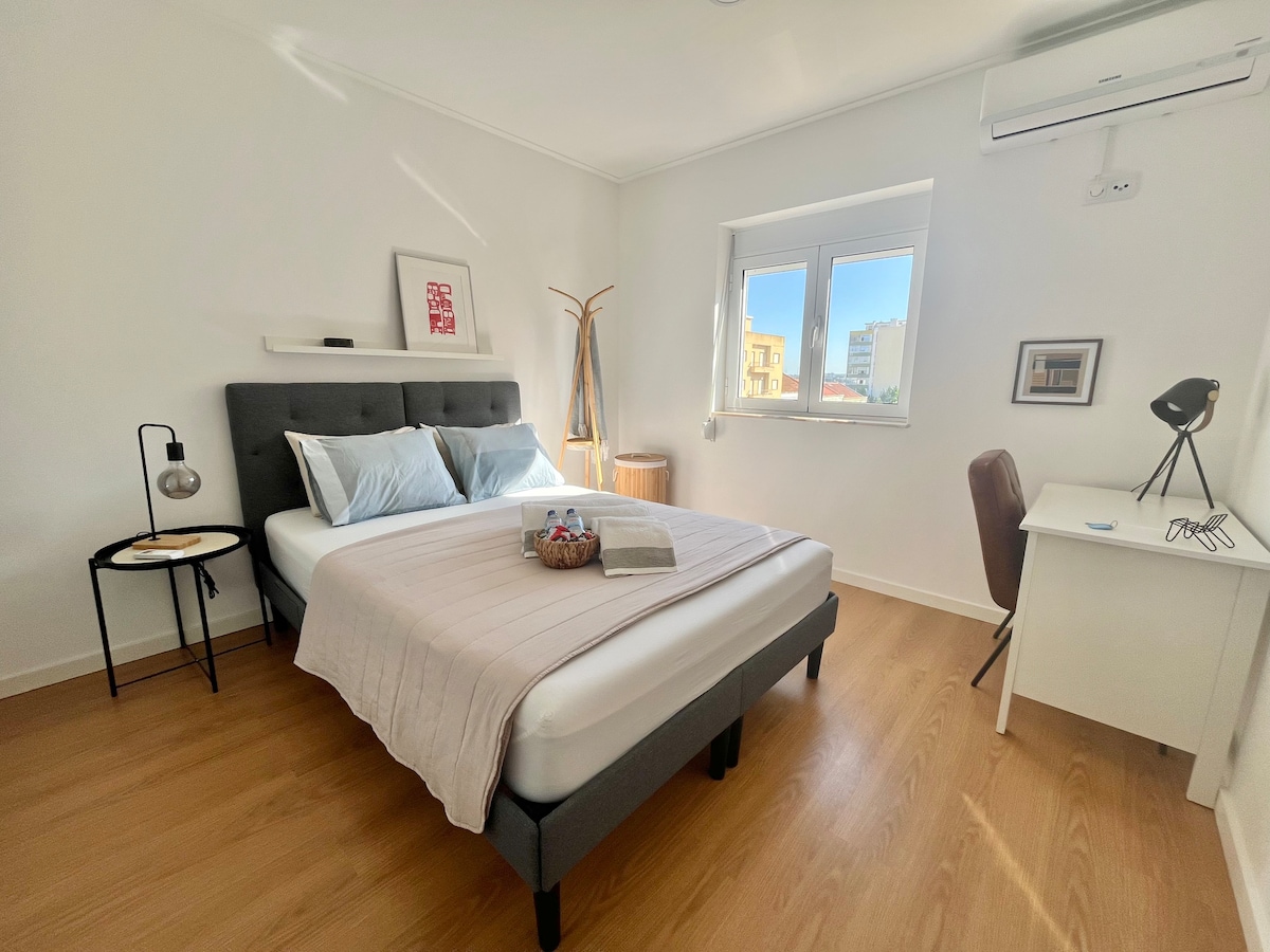 Голяма спалня с климатик, гардероб, бюро за домашен офис, кърпи за баня и допълнително спално бельо