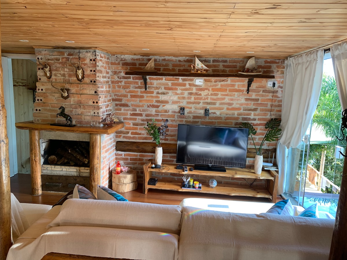 Соба во 2 соби со камин и телевизор со bTV со сите канали отворени и затворени и емитување филмови „Моето семејство“ и „Одеон“