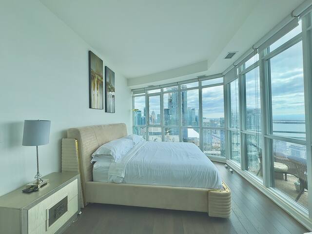 2-storey Penthouse w/2 parking and lake/city views gallery image 4