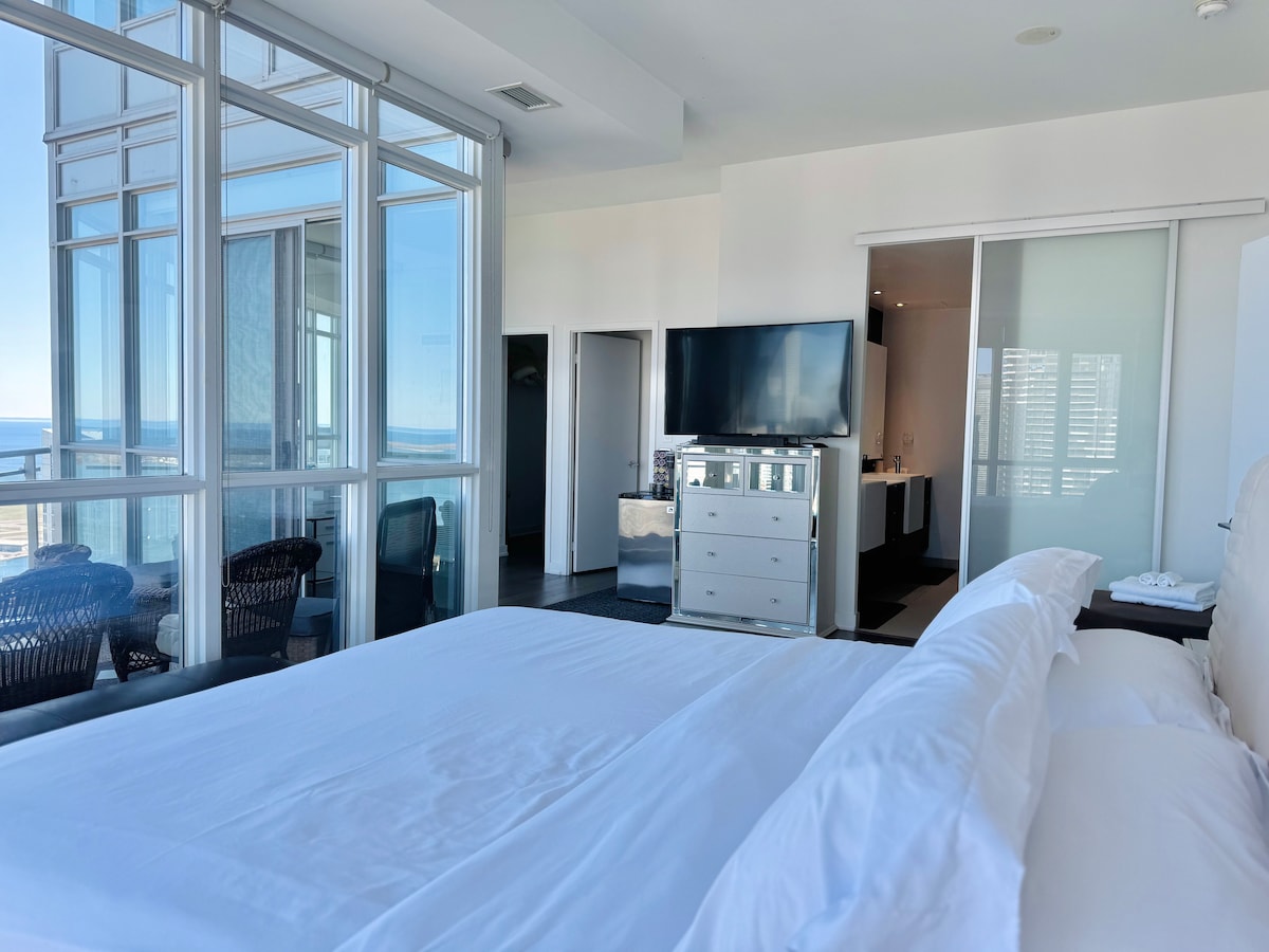 湖と街の景色を楽しめる2階建てペントハウス、駐車場2台分付き - 借り