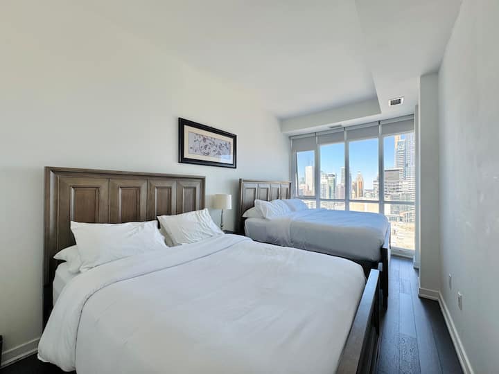 湖と街の景色を楽しめる2階建てペントハウス、駐車場2台分付き - Airbnb