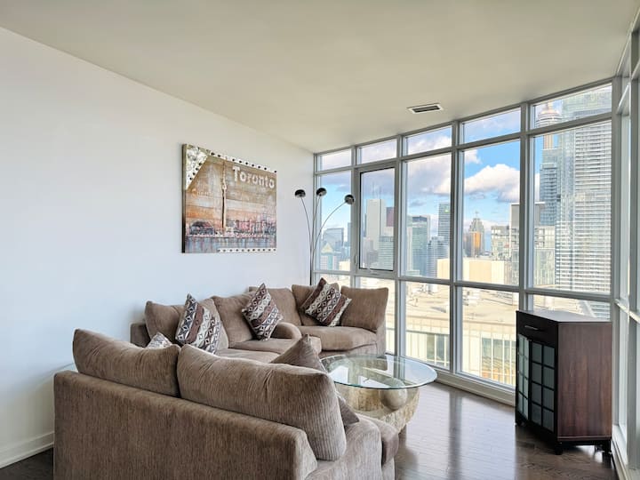 湖と街の景色を楽しめる2階建てペントハウス、駐車場2台分付き - 借り