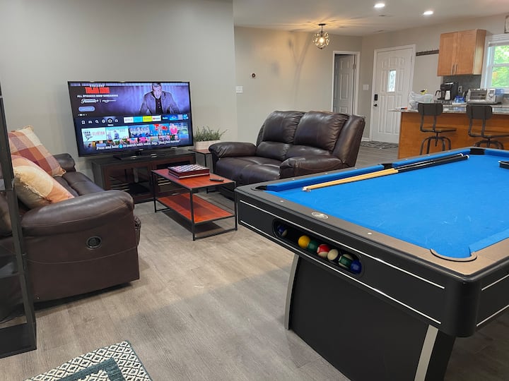 Stylish & Spacious House By Dulles Airport - Ashburn, VA
