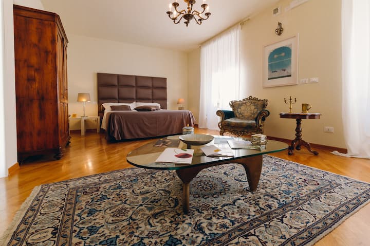 La Réunion Aparthotel Ravenna-
Suite Aurelia - Ravenna
