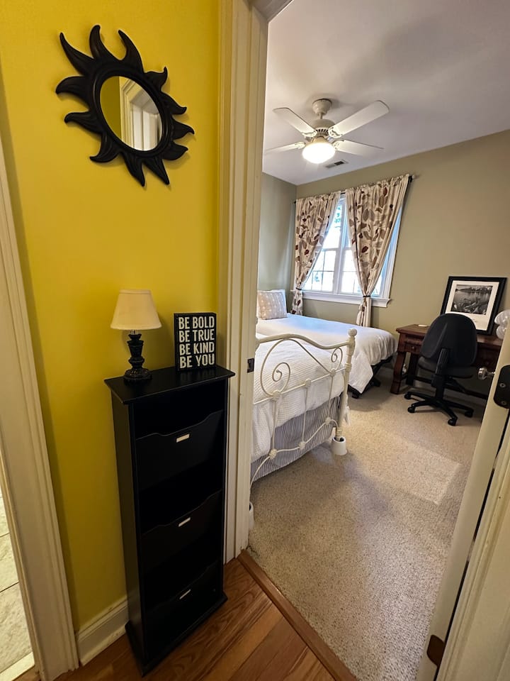 Chumba cha kulala cha pili chenye vitanda viwili vya mtu mmoja. 

(Ikiwa mtu mmoja tu ndiye atakayekaa katika chumba hiki cha kulala, kitanda cha pili hakitaandaliwa na kitawekwa chini ya kwanza ili kuruhusu nafasi zaidi, kama inavyoonekana kwenye picha nyingine.)