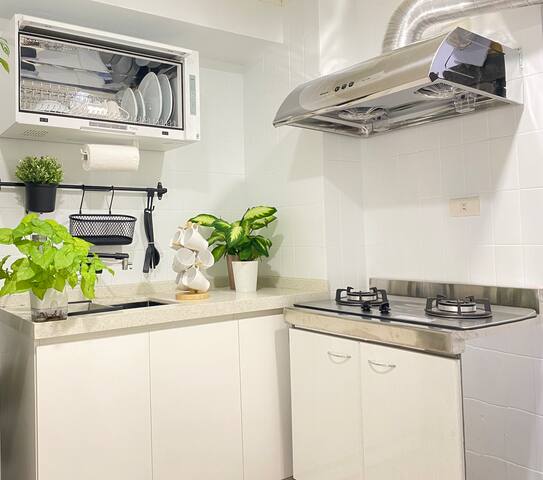 Chic | Near Daan Park | Elevator | Family Comfort gallery image 4