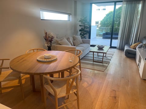 Top Airbnb: Luxurious Home Garden Retreat by the Sea in Sydney