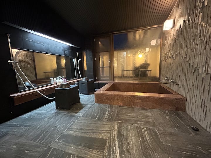 The largest inn in the area with a large natural hot spring that can accommodate 4 people. 2…