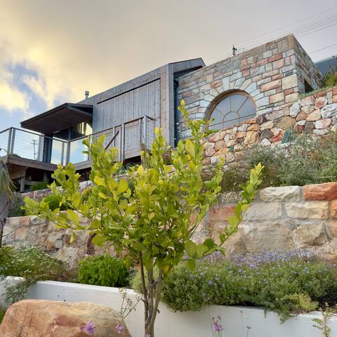 Kalk Bay Cottage with sea and mountain views gallery image 3