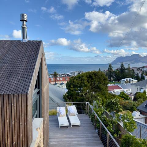Kalk Bay Cottage with sea and mountain views gallery image 5