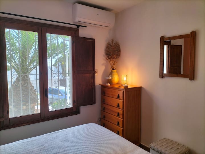 Hlavná spálňa s klimatizáciou a relaxačnou výzdobou. Príďte a strávte svoju dovolenku tu!