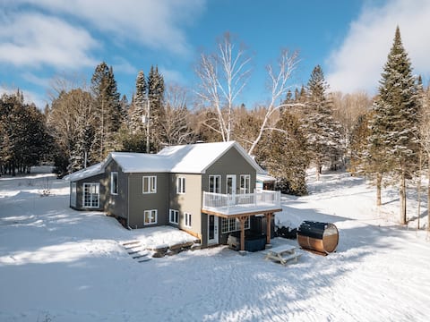 Nuna Chalet, lake and private trails