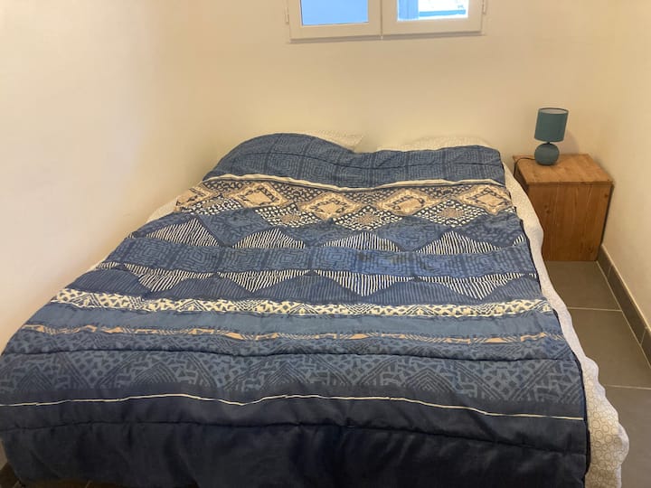 غرفة نوم صغيرة بسرير مزدوج 140 × 190.