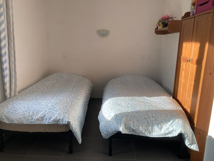 سريران مفردان 90 × 200 يمكن جمعهما معًا لتشكيل سرير بحجم كوين 180 × 200.