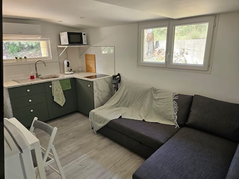 Successful Airbnb property: Bungalow amid olive trees in La Ciotat