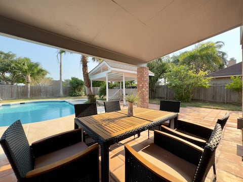 Modern 3 BR w private pool 7 max perfect location!