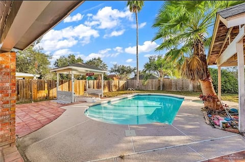 Modern 3 BR w private pool 7 max perfect location!
