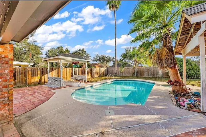 Modern 3 BR w private pool 7 max perfect location!