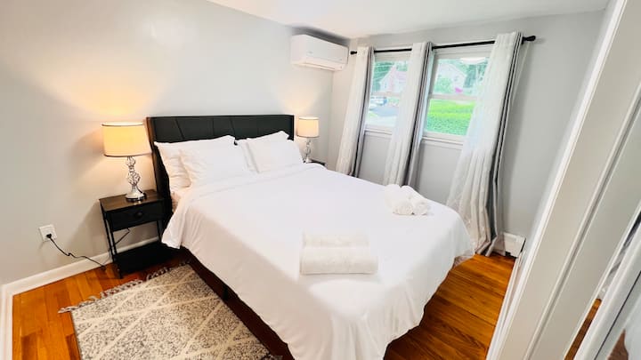 Spálňa 1-Queen size pre 2 osoby. Klimatizácia/kúrenie, nočné stolíky so súpravami lámp a nový matrac. 