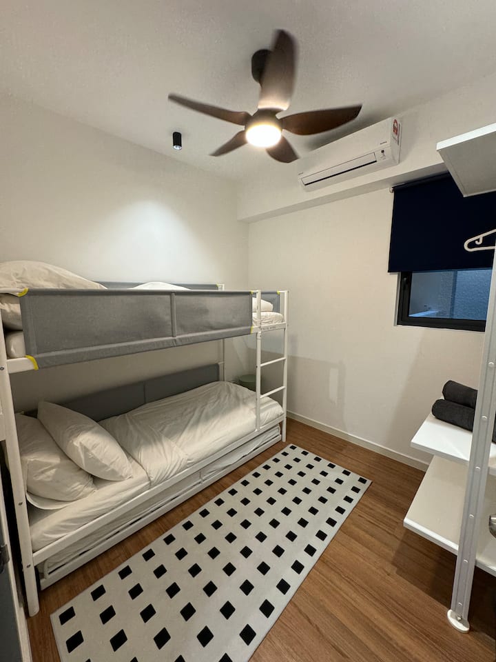 双层床，配备3张单人床，可供3人入住