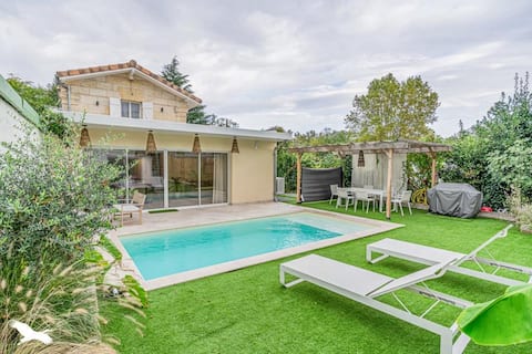 Typical Bordeaux stone house with pool