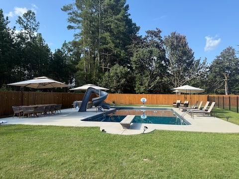 Peaceful Place  
sleeps 16 , Pool, Hot tub, Sauna