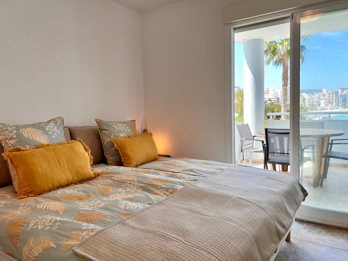 Двойна спалня с 1 голямо двойно легло.