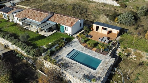 Large 5-bedroom villa with pool