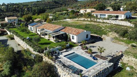 Large 5-bedroom villa with pool