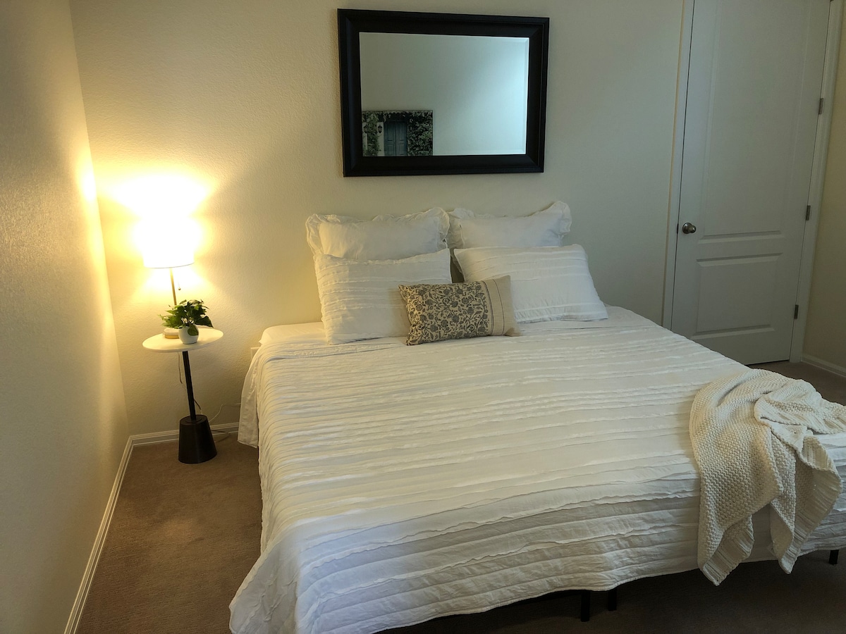 Спалнята разполага с голямо двойно легло. В килера има и единично легло.