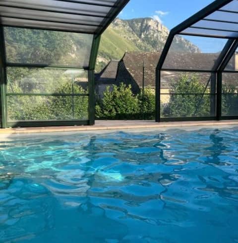 LaSuiteUnique: Pyrenees view-enclosed garden-linen included