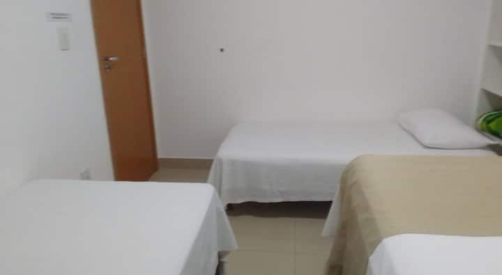 El apartamento contiene solo 1 dormitorio con una cama tamaño queen y 1 cama individual. Debajo de esta cama individual, hay una cama auxiliar que, si la necesitas, se puede quitar y el dormitorio tendrá 3 camas. Como está incluido en esta foto. 