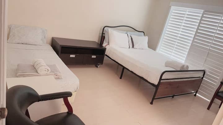 מיטה זוגית אחת ומיטת יחיד אחת, חדר רחצה פרטי