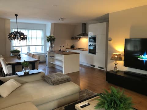 Popular Airbnb listing: "It Koeshûs" 8p. cozy sleeping in the heart of Sneek in Fryslân