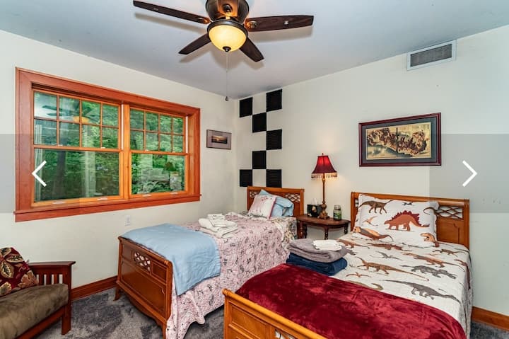 Vitanda viwili vya mtu mmoja na kitanda kimoja cha mbali vimetolewa. Ufikiaji wa Master Bath kupitia mlango wa mfukoni
 Makabati mawili ya kuning 'inia nguo. Mwonekano wa kujitegemea wa misitu inayozunguka.