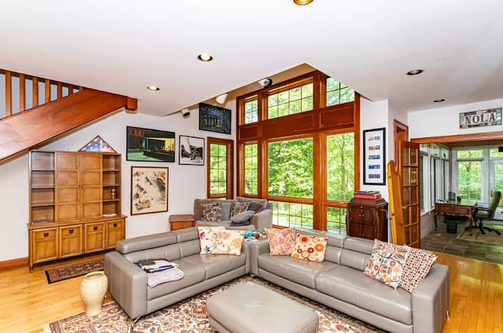 Dari zilizopambwa, madirisha yakitazama nje kwenye misitu na baraza inayozunguka. Mandhari ya kujitegemea. 