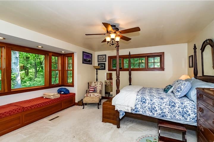 Bawa la kujitegemea lenye kitanda aina ya queen, godoro la juu la mto la deluxe kwa ajili ya starehe. Maeneo ya viti, mandhari maridadi. Chumba cha kuvaa kilicho karibu na Bafu Bingwa na beseni la kuogea na bafu.