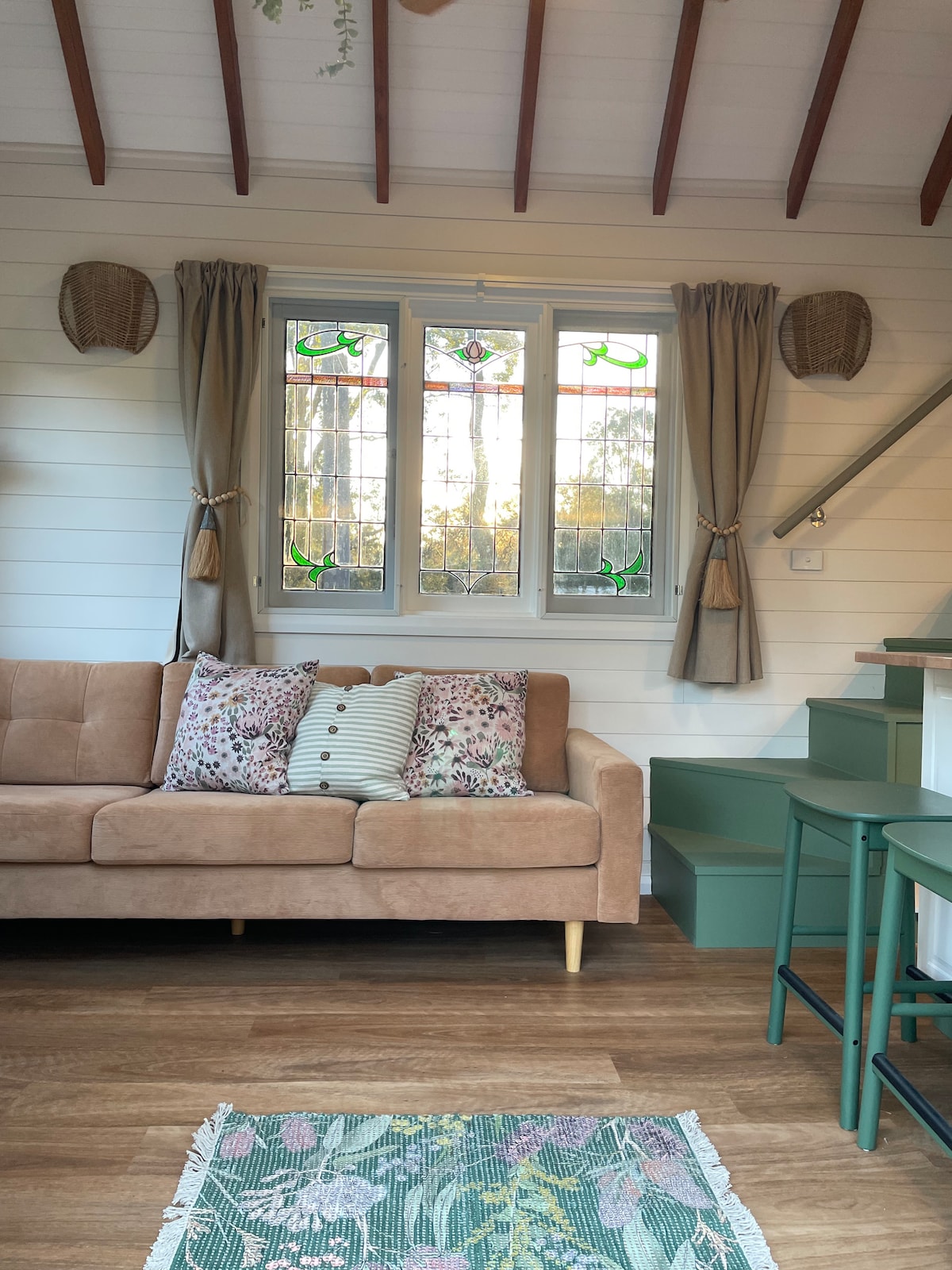 نوافذ LED عتيقة ووسائد ناعمة على الأريكة المريحة.