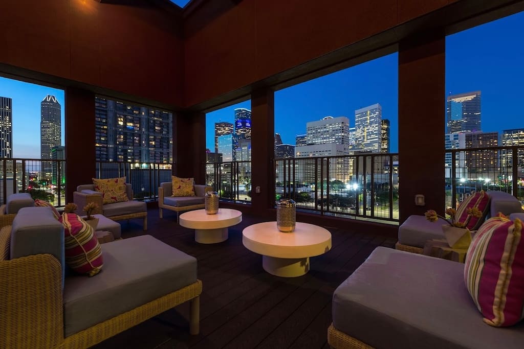 Urban Downtown King 1BDR: Pool, Parking & Rooftop