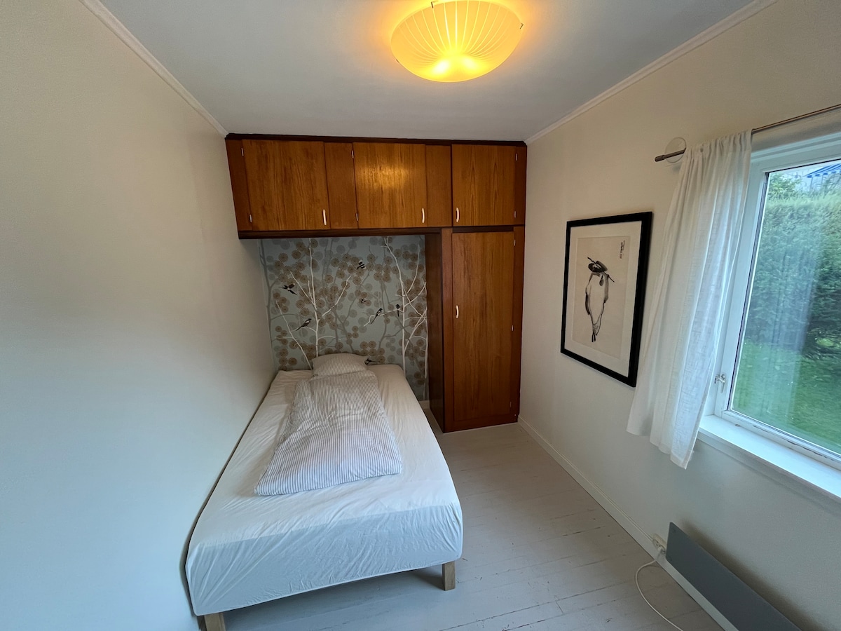 寝室5には120 cm * 200 cmのシングルベッドがあります。 部屋は1階にあり、東向きです。 お部屋は近く、バスルームと同じ階にあります。