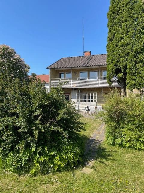 House with room for 10-12 people, close to everything!