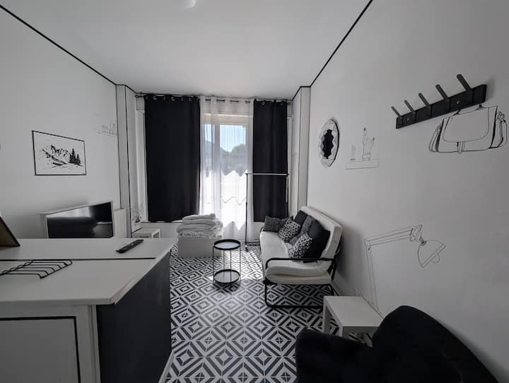 Atypique Studio Avec Terrasse - Lourdes
