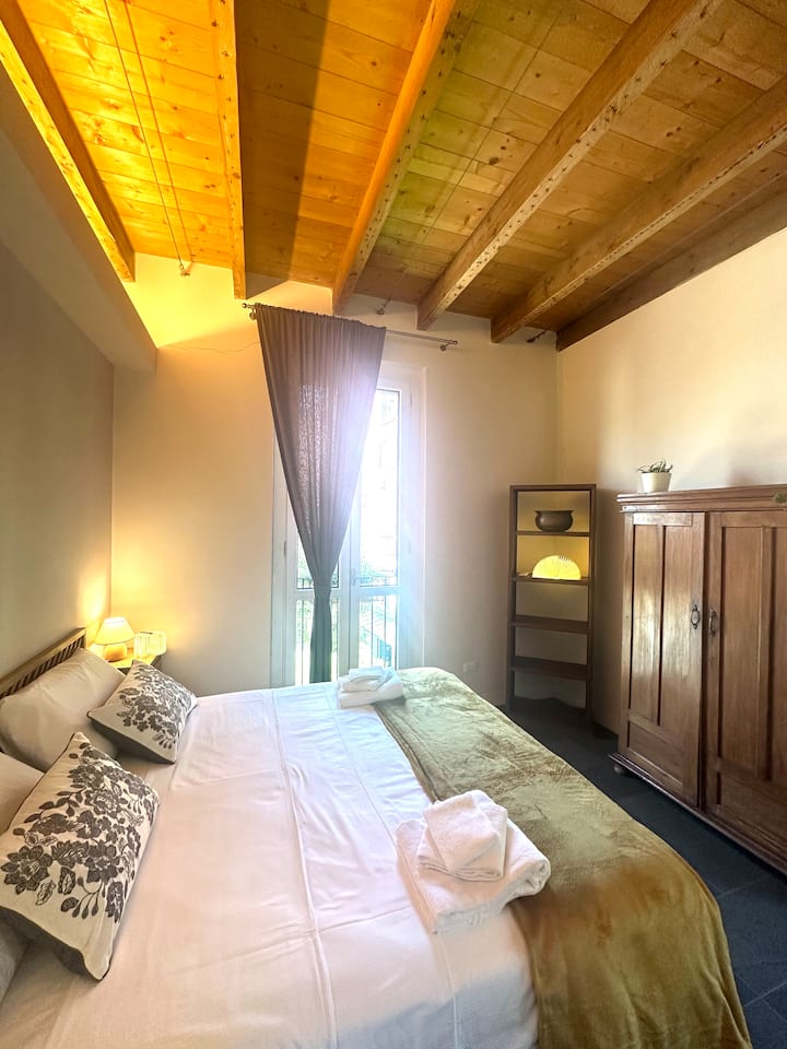 Rrethuar nga tavanet prej druri, kjo dhomë kombinon thjeshtësinë dhe përsosjen. Krevati i rehatshëm, detajet e vjetra dhe atmosfera e ngrohtë krijojnë një hapësirë intime për ata që kërkojnë çlodhje, qetësi dhe një prekje të stilit autentik italian.