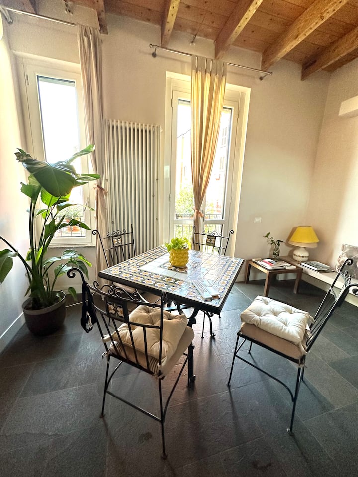 Lëre veten të mirëpritesh nga një dhomë ndenjjeje private dhe e rafinuar, ku çdo detaj tregon një histori. Tonet e ngrohta të mureve përzihen me gjelbërimin e harlisur të bimëve të shtëpisë, duke krijuar një ekuilibër të përsosur midis natyrës dhe dizajnit